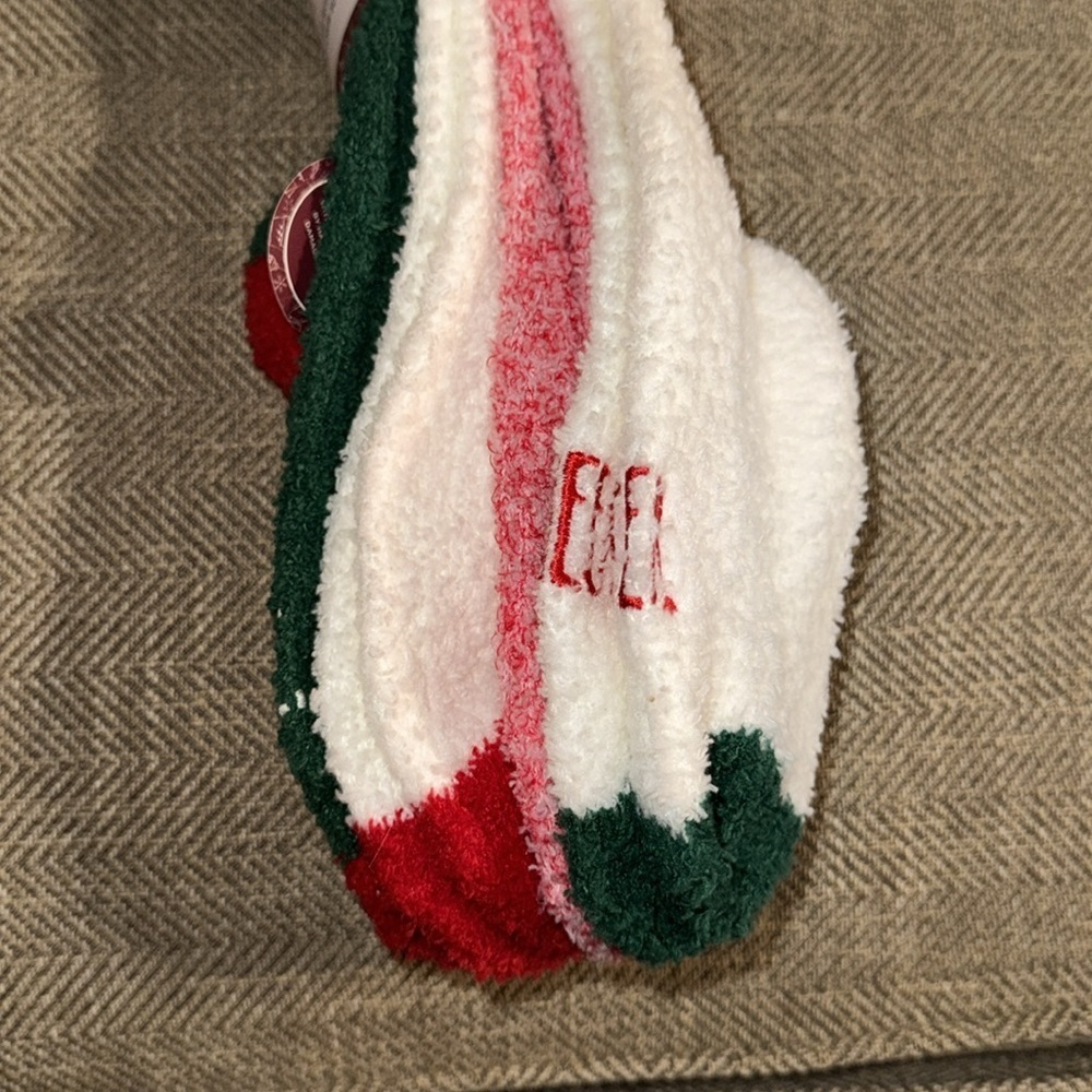 NWT Rae Dunn Cozy Crew Christmas Socks - Green, Red, White 4 pair WMN SS 9-11 - Picture 4 of 13